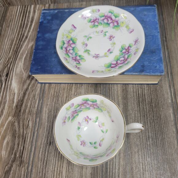 Vintage Sweet Violet Teacup, Royal Albert Bone China England - Picture 3 of 6